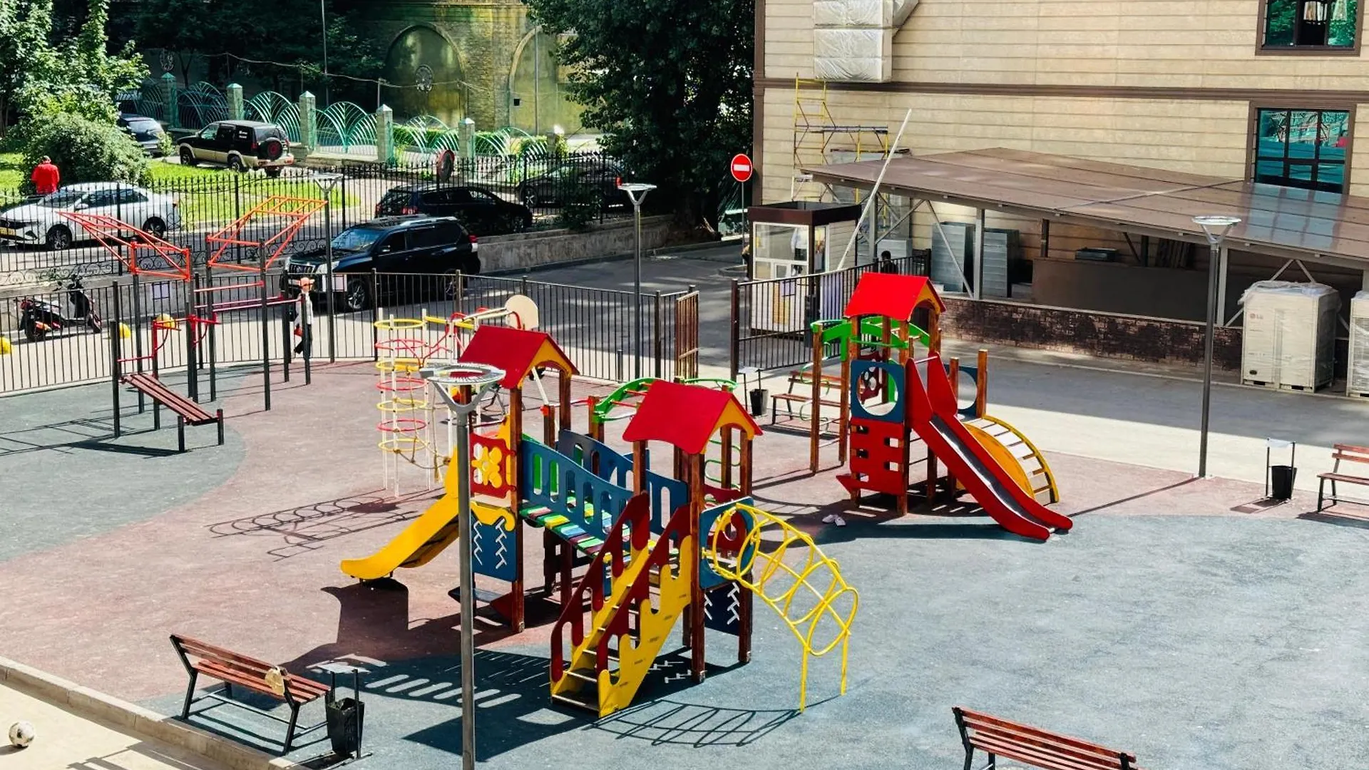 417I1 Gray And Yellow Apartment Sholpan City Almaty 0*,